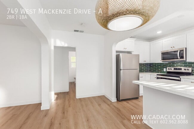 Building Photo - 749 W MacKenzie Dr