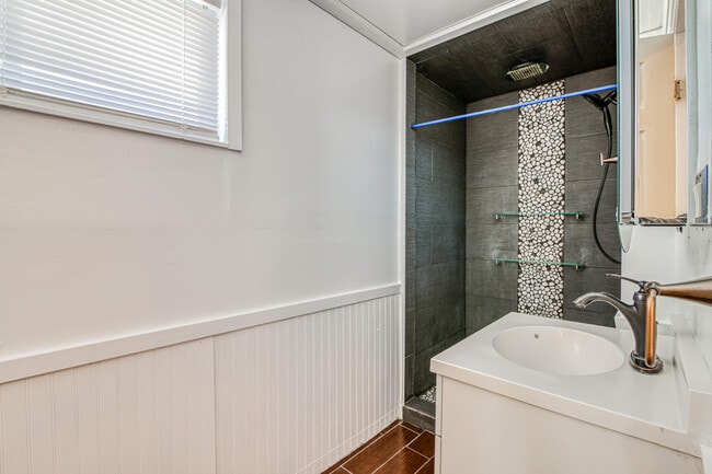 Building Photo - 8613 Kingsway Dr