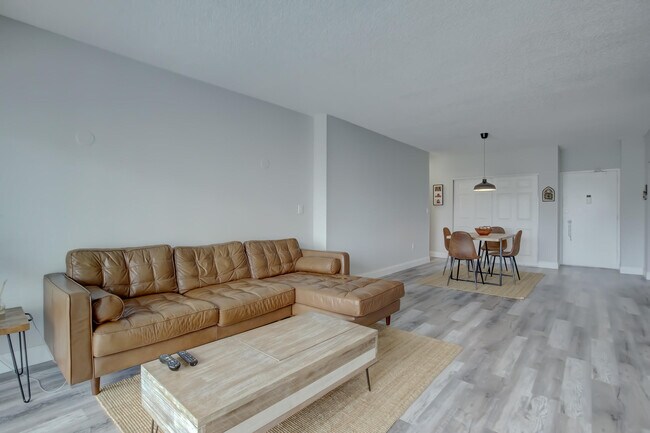 Building Photo - 500 Bayview Dr