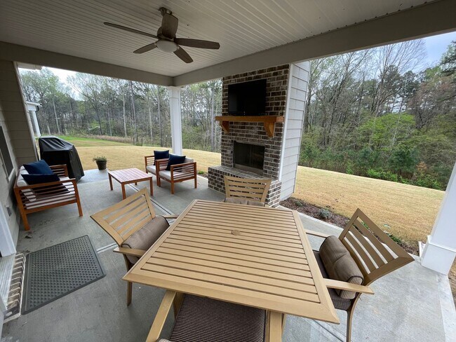 Building Photo - 819 Lost Grv Trl