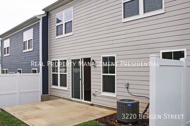 Building Photo - 3-bedroom villa with 1st floor primary