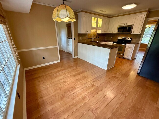 Building Photo - 4 Bedroom Brick Home in Alice Drive Area!