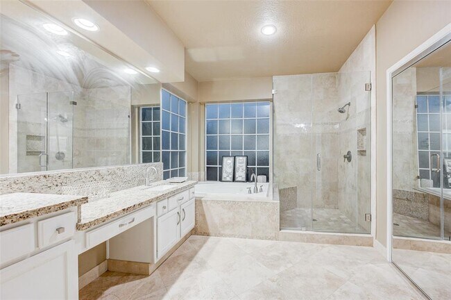 Building Photo - 815 Pointe Loma Dr