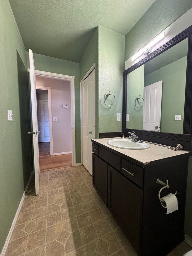 Building Photo - Spacious & Modern 3-Bedroom Home for Lease...
