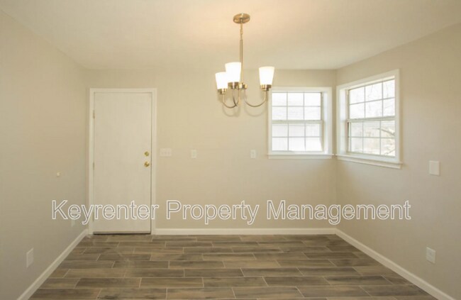 Building Photo - 323 E Will Rogers Blvd