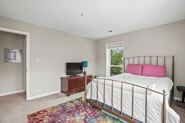 Building Photo - 3178 Summit Square Dr