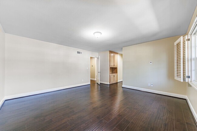 Building Photo - Beautifully Renovated 3-Bedroom Home in Pr...