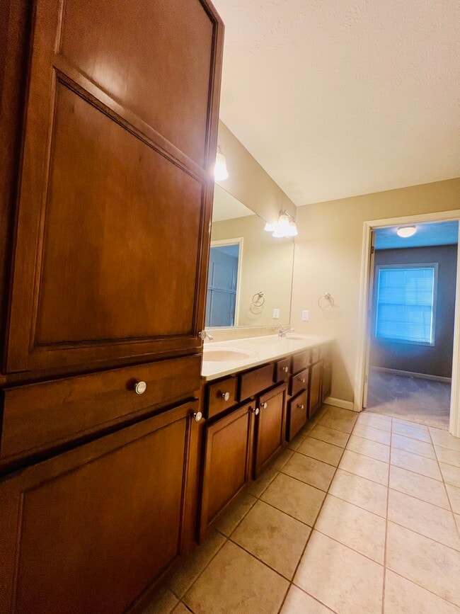 Building Photo - 1112 Ekstam Dr