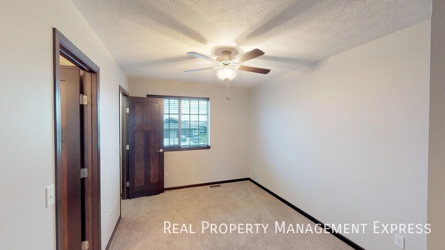 Building Photo - 3 Bedroom 1.5 Bathroom Townhome w/ Double Stall Attached Garage on the West side of Sioux Falls