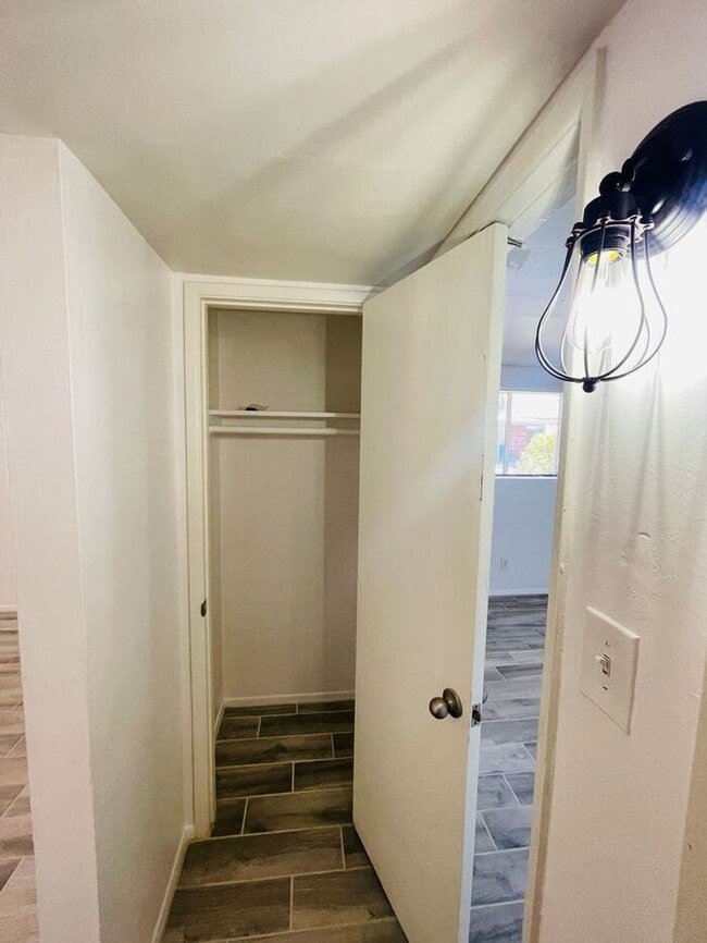 Building Photo - ***MOVE-IN SPECIAL*** Fully Remodeled 2 Be...
