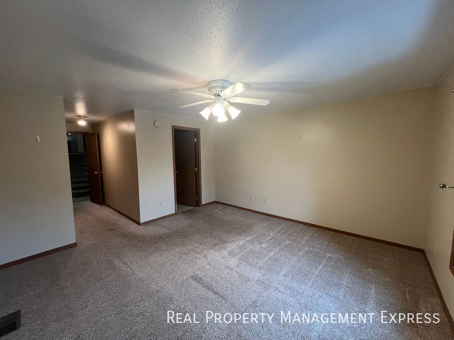 Building Photo - 3 Bedroom 2.5 Bathroom side-by-side duplex...