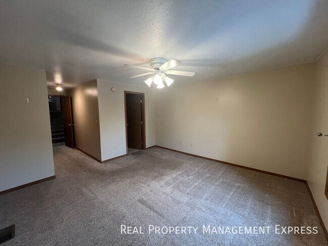 Building Photo - 3 Bedroom 2.5 Bathroom side-by-side duplex with lots of updates