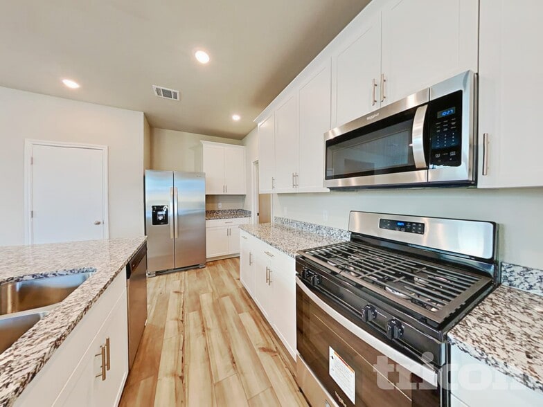 Building Photo - 5100 Saddle Clb Dr