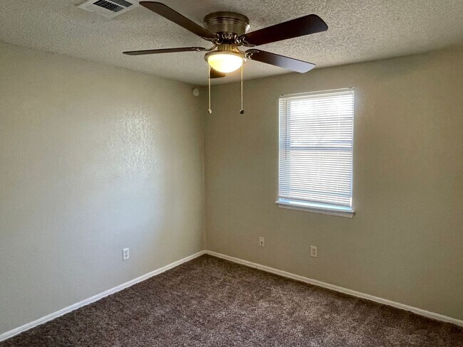 Building Photo - Updated 3 bed 1.5 bath