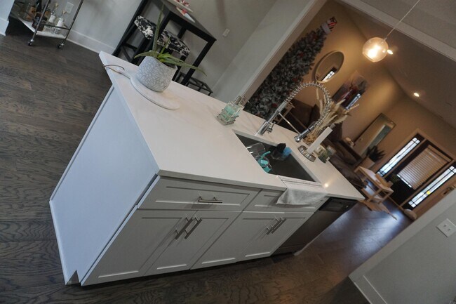 Building Photo - 509 Rosedale Ave E