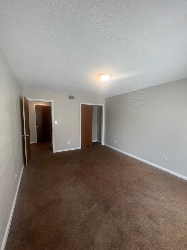 Building Photo - 1913 Meadowlark Ln