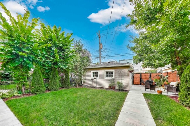 Building Photo - 2238 W Argyle St