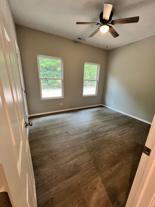 Building Photo - 4 bedroom 2 bath Bolivar MO