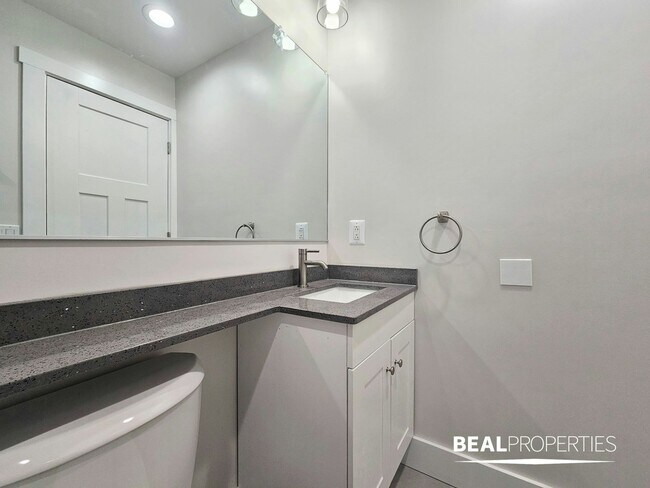 Building Photo - 698 Elm Pl