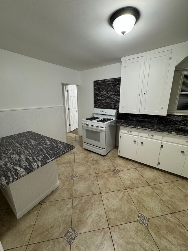 Building Photo - AVAILABLE NOW! SECTION 8 APPROVED! Charming 2-Bedroom Home in Quiet Pontiac Neighborhood!