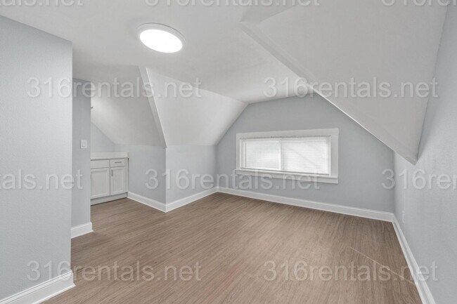 Building Photo - $850 - 1 bed 1 bath - Beautiful newly renovated Multi-family home located in Delano