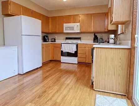 Building Photo - 1565 Cedar Crest Dr