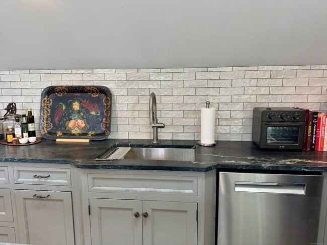 Building Photo - 67 Kings Hwy N