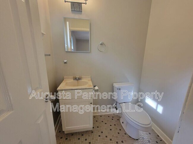 Building Photo - 225 Pecan Dr