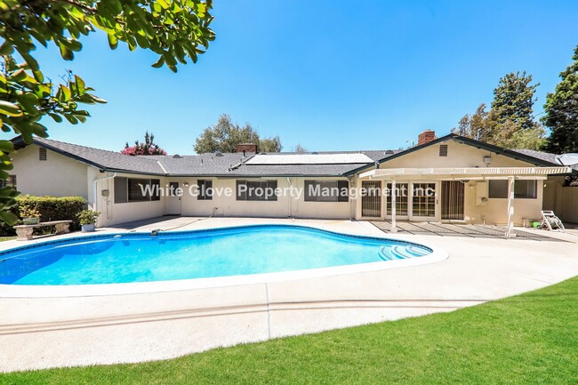 Building Photo - 4 Bedroom Pool Home in Raymond Hills Neigh...