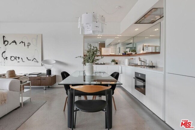 Building Photo - 999 N Doheny Dr
