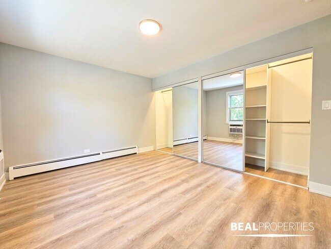 Building Photo - 452 W Oakdale Ave
