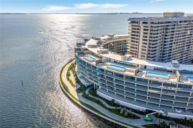 Building Photo - 5 Grove Isle Dr