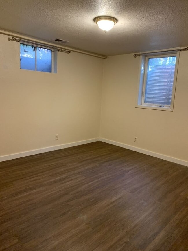 Building Photo - STUDENTS WELCOME! Spacious 5 Bed 2 Bath Ranch Home