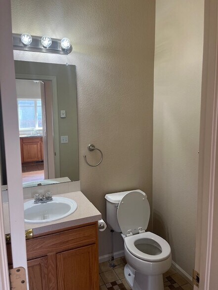 MAIN FLOOR BATH - 95 Pike Lane