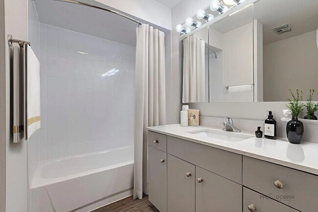 Building Photo - 2 Bedroom Apartment in Libertyville