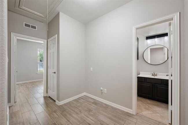 Building Photo - 514 Walsh Hill Trail