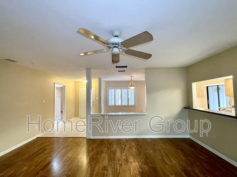 Building Photo - 15720 Country Lake Dr