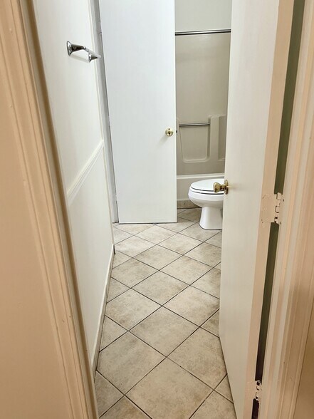 Building Photo - 123 Hunt Club Ct