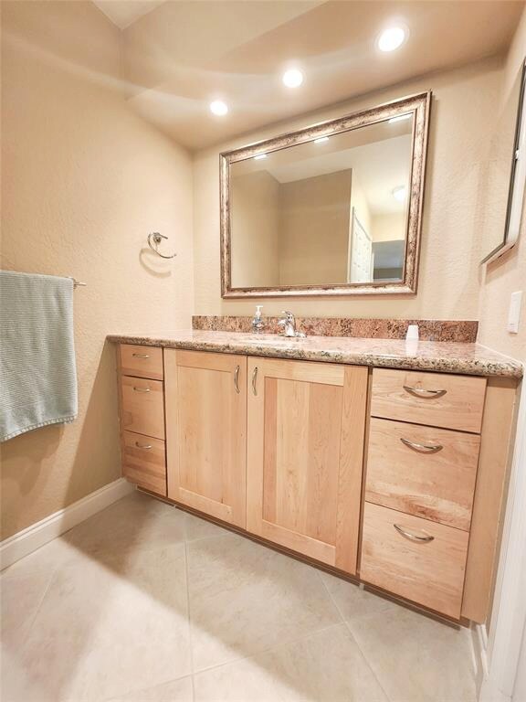 Building Photo - 6281 Bay Club Dr