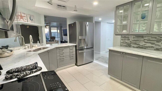 Building Photo - 7400 Sun Island Dr S