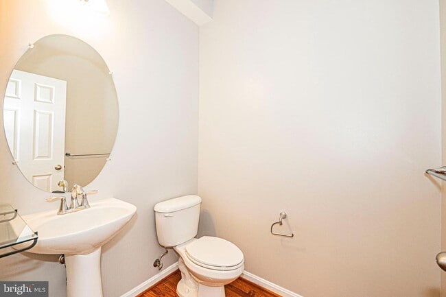 Building Photo - SPACIOUS 2 LEVEL CONDO WITH LOFT