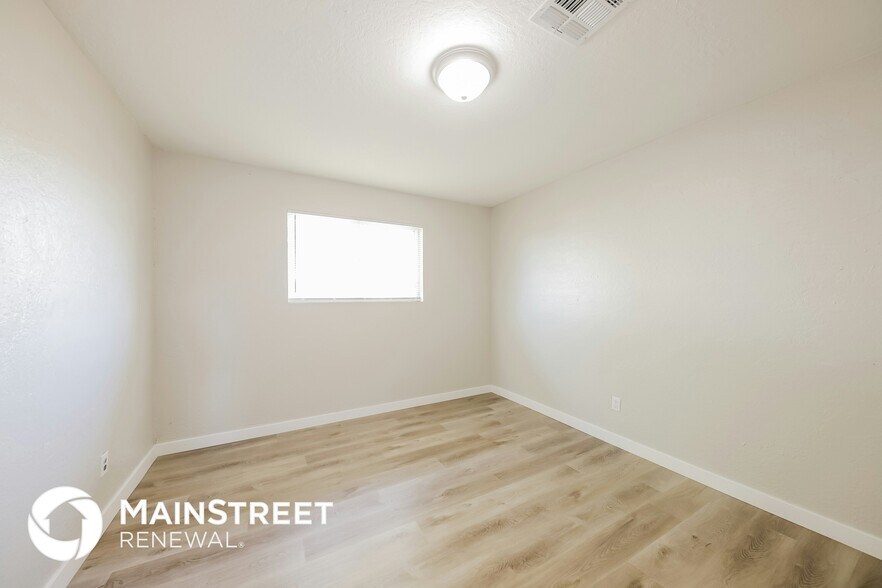 Building Photo - 4749 N 39th Dr