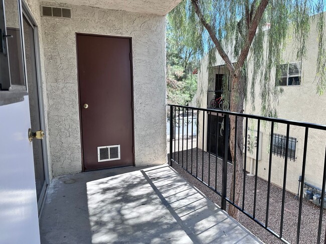 Building Photo - Upstairs unit, 2 bedrooms, 2 bathrooms, ne...