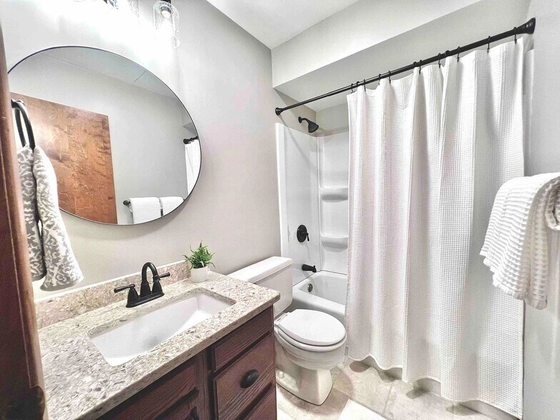 Building Photo - 205 Juniper Dr