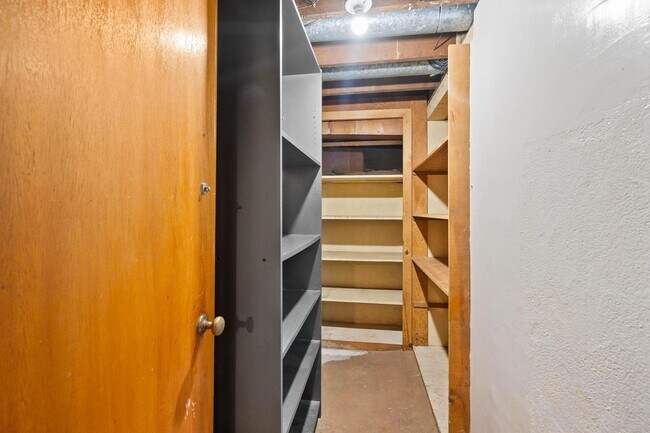 Building Photo - Amazing vintage 2-bdrm/2-bath Cully home—Giant garden, detached art studio, great location