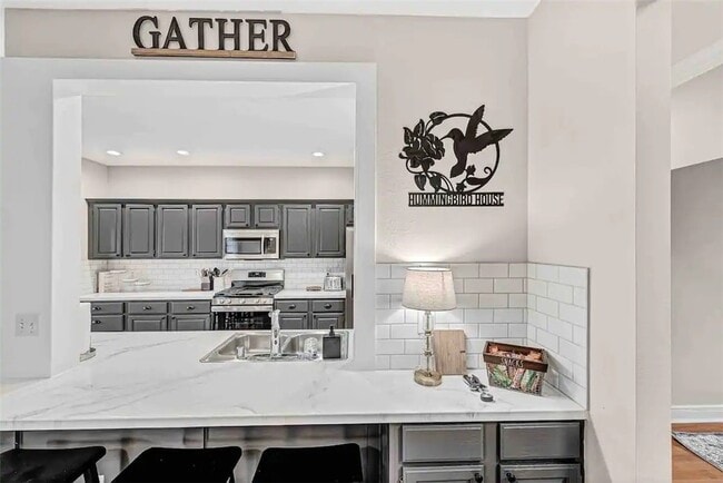 Building Photo - 701 SW Maidstone Ave