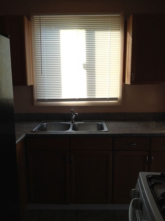 Building Photo - Cute Duplex front unit available