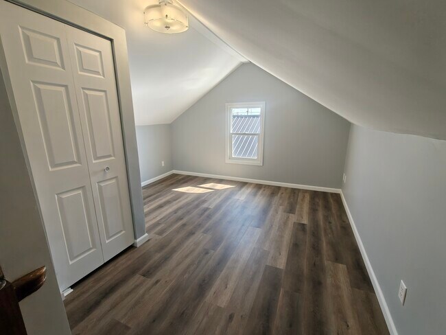 Upstairs room1 - 109 N Oak St