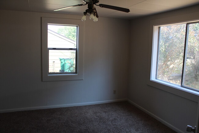 Building Photo - 1518 Siskiyou St