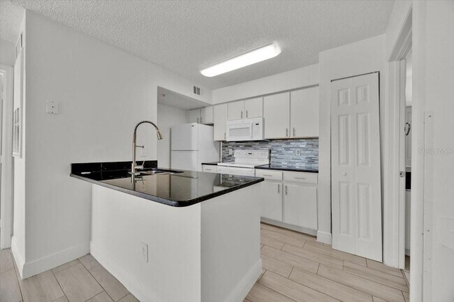 Building Photo - 2212 Grand Cayman Ct